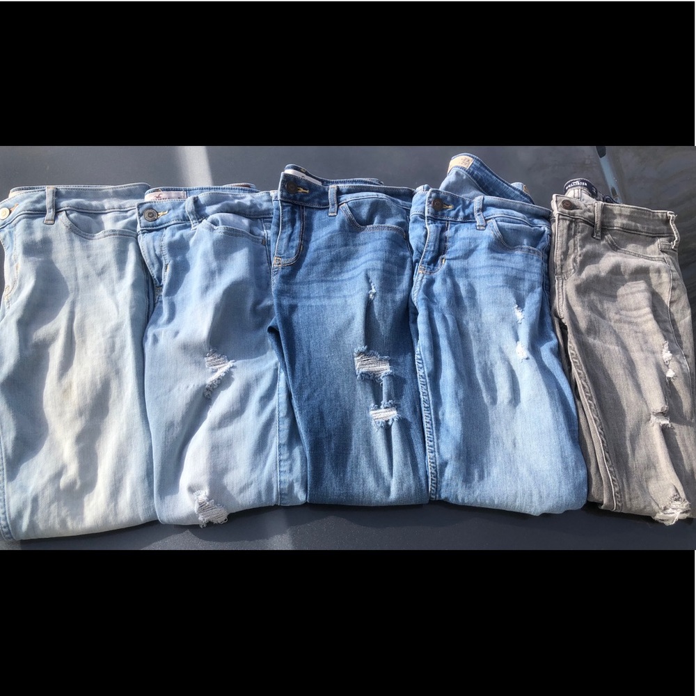 **SIZE 5 HOLLISTER JEANS FOR 15$ EACH**